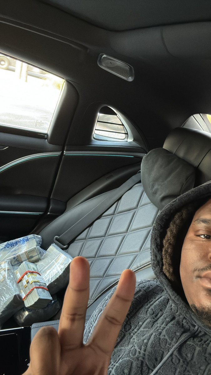 FLAWLESSLUCKI's tweet image. mood….but actually my life