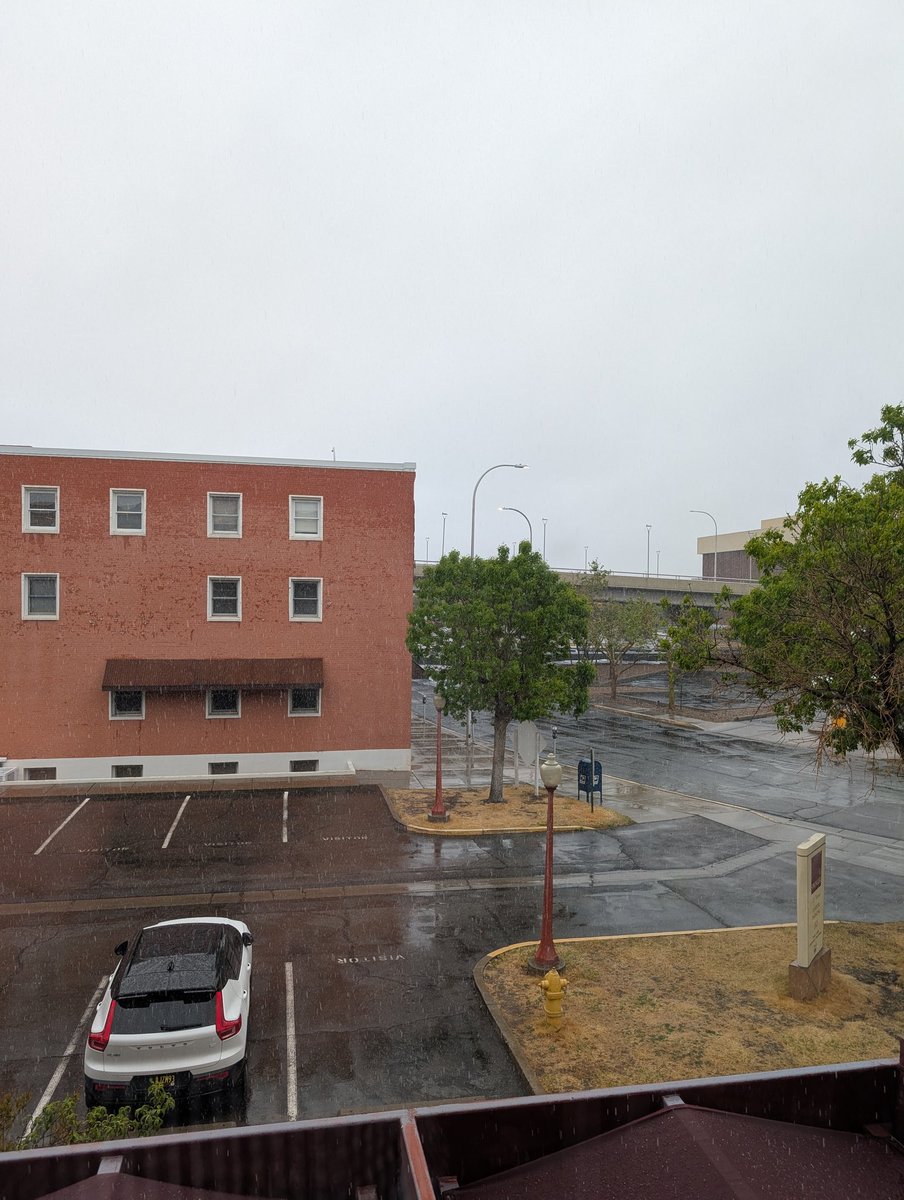 jckenney's tweet photo. Winter weather in ABQ this Easter weekend! https://t.co/qVbhwpbUTP