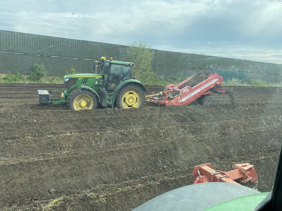 It’s been a slow day today! The top speed has been 400 meter per hour! Why? We do go slow when we prepare potato land, but with all the wet weather we’ve had in the winter the with how dry it has been, the potato beds are now gone like concrete, making it incredible hard work!
