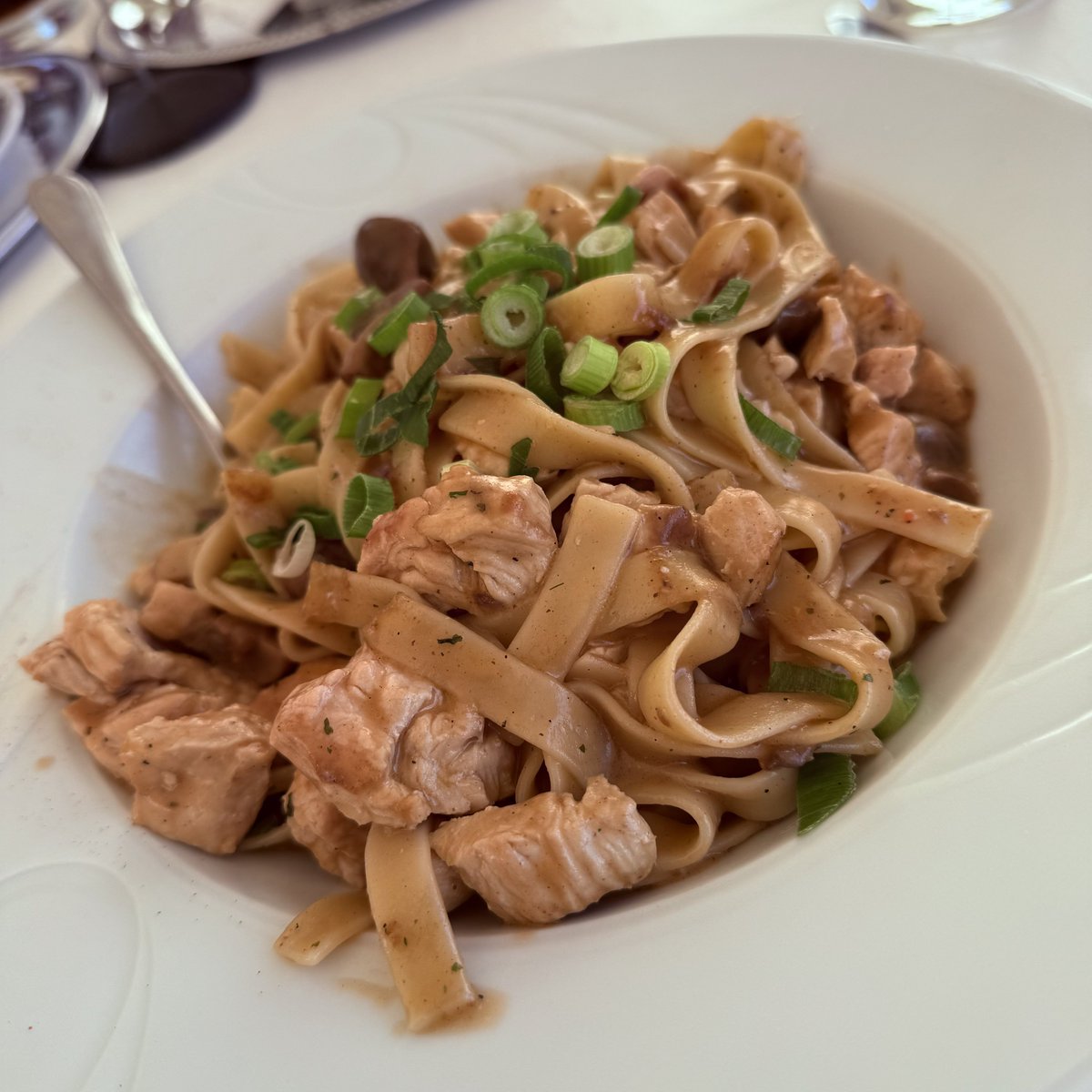 Han Tagliateller Bandnudeln mit Hendlschnitz und Rahmschwammerl da wackelt Ihr mit den Ohren oder 🍄‍🟫