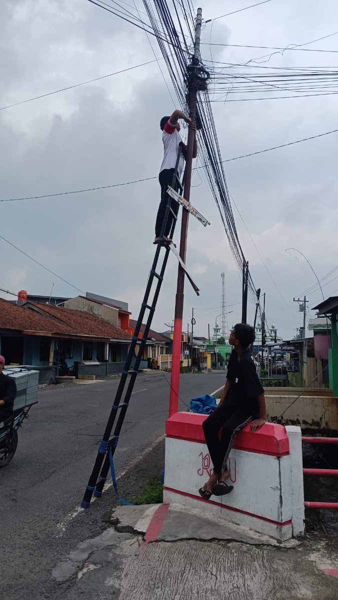 DesaSiberIndo's tweet photo. Desa siber indonesia menggunakan starlink @SpaceXStarlink milik elon musk @ElonMuskEMP  untuk infrastruktur jaringan internet di pedesaan pilot project dipemalang dan mendistribusikan ipv6 publik untuk warga desa melaui akses tersebut dengan menggunakan fiber optic. https://t.co/dMiVVBp34e