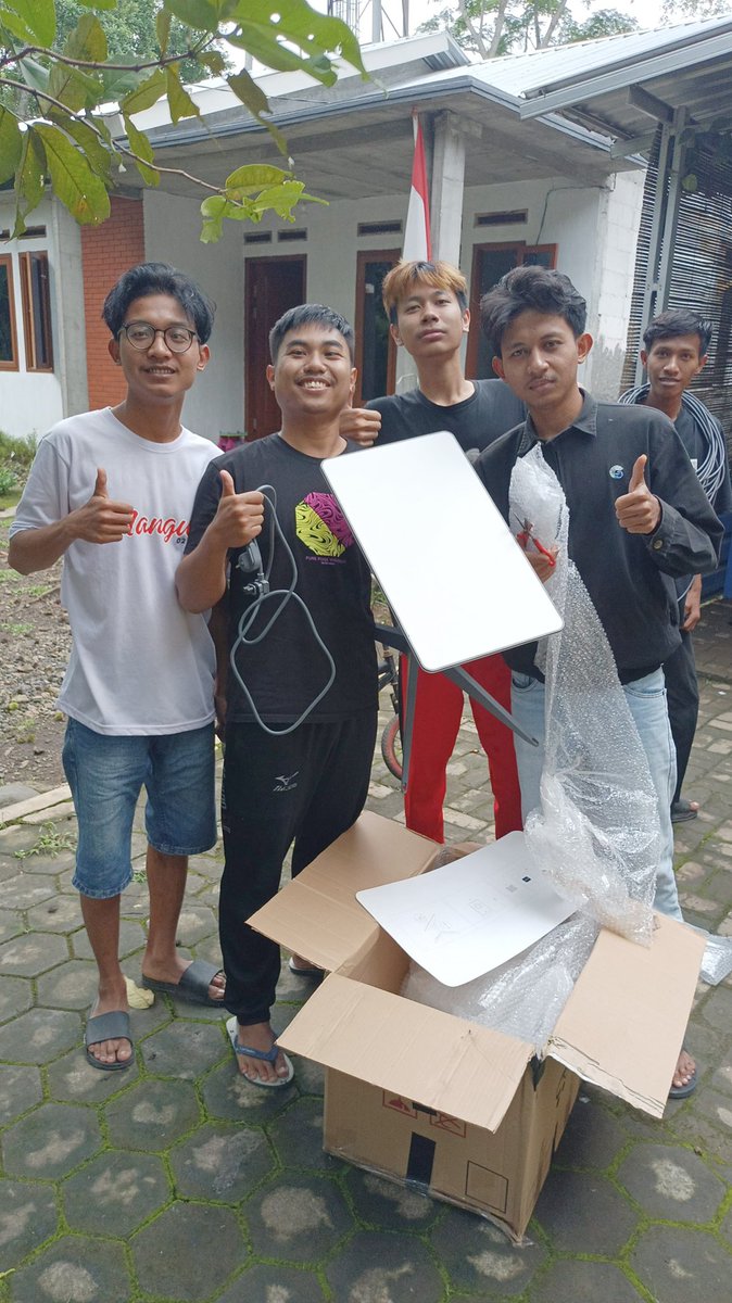DesaSiberIndo's tweet photo. Desa siber indonesia menggunakan starlink @SpaceXStarlink milik elon musk @ElonMuskEMP  untuk infrastruktur jaringan internet di pedesaan pilot project dipemalang dan mendistribusikan ipv6 publik untuk warga desa melaui akses tersebut dengan menggunakan fiber optic. https://t.co/dMiVVBp34e