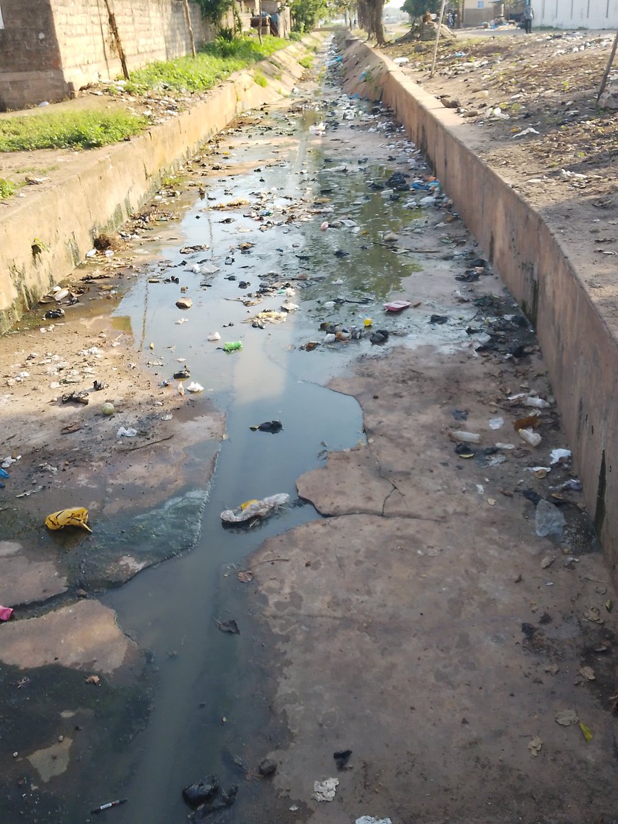 La présence des #déchets #plastiques dans nos caniveaux bloquent le passage de l'#Eau ce qui donnent naissance aux #moustiques, aux différents #insectes et multiplient des infections, dégageant des odeurs #nauséabondes, polluent l'#environnement et menacent le bien-être humain.