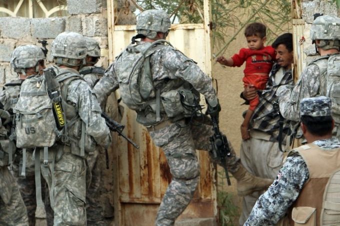 DavidPrince_GRP's tweet photo. En 2003, Estados Unidos le dijo al mundo que Irak había:

🔹 Armas de destrucción masiva (ADM)
🔹 Vínculos con el 11-S y Al Qaeda
🔹 Un dictador brutal que tuvo que ser derrocado

La gente lo creyó. Los medios lo repitieron. Y en 2003, comenzó la invasión.

Pero había un solo problema: nada de eso era cierto.