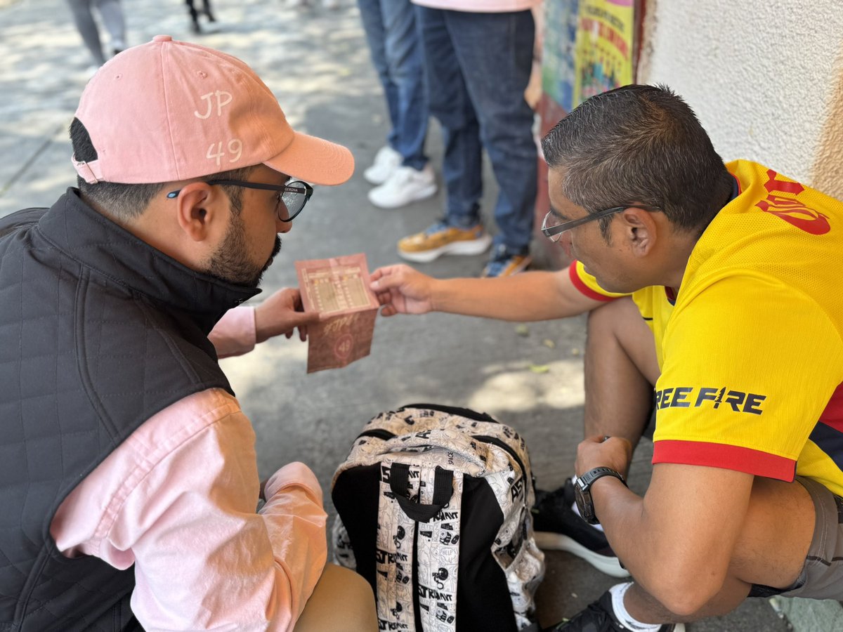 JuanPaVC's tweet photo. Platicando con vecinas y vecinos de la colonia Sevilla en la @A_VCarranza para mostrarles mis propuestas y así lograr juntos una #Justiciadepuertasabiertas
#JP49 #BoletaRosa #eleccionesjudiciales #Magistrado #Iztacalco #VenustianoCarranza #CDMX https://t.co/bJN2jT2QDW