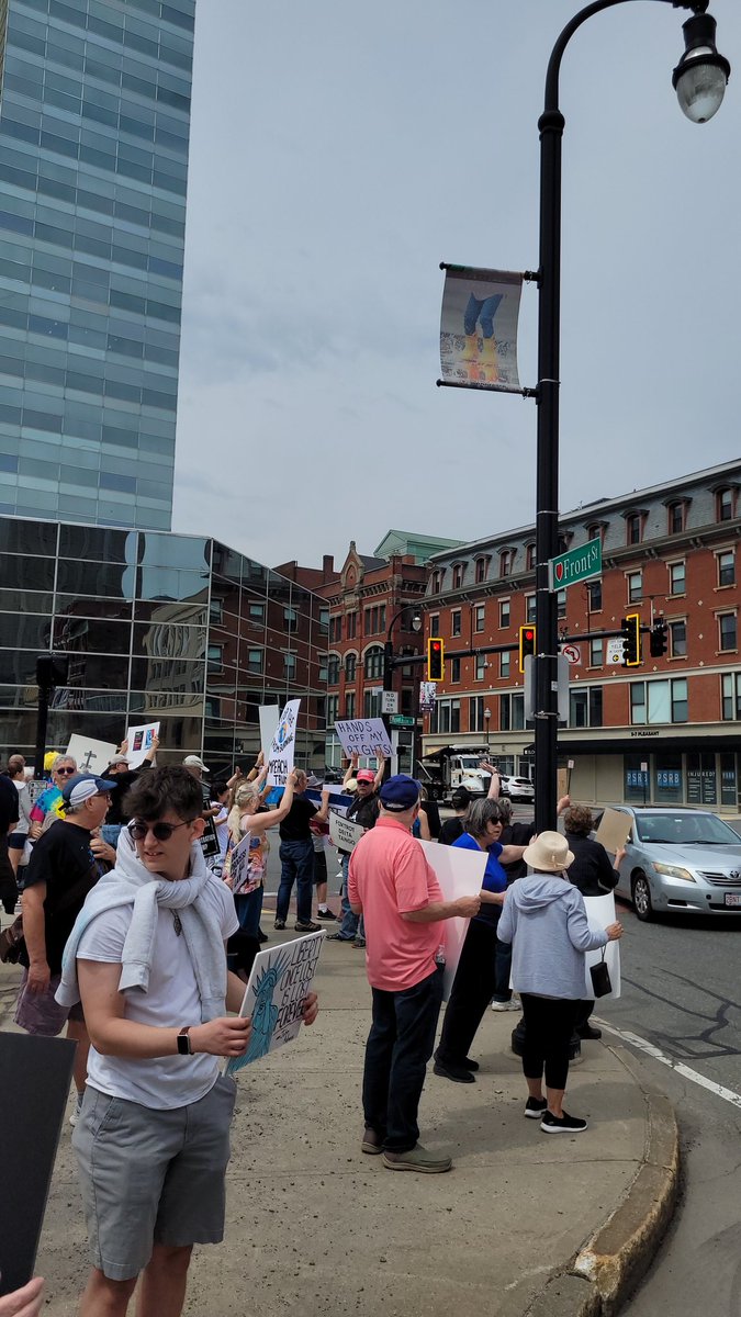 ExotericUsa's tweet photo. #WorcesterRising #HandsOff #BringKilmarGarciaBack Massachusetts says Trump isn't welcome here! No Trump No KKK No fascist USA!
Well done, Worcester. VERY Good turnout for such short notice. I say we show up again every Friday at noon. See y'all then (near Hanover?) https://t.co/6ENQLU1FbW