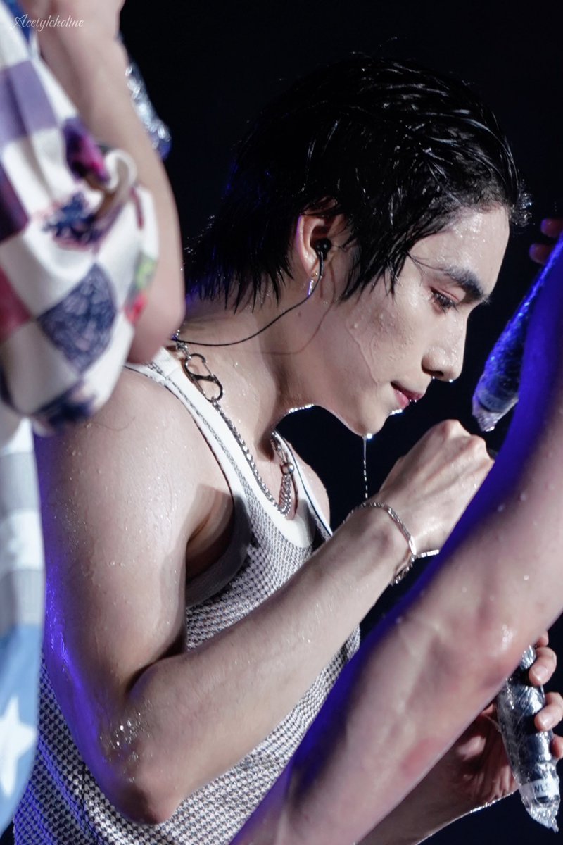 Acetylcholine_W's tweet photo. 20250412 WATERBOMB HAINAN

你有这么努力的小狗进入海南

#シャオジュン #샤오쥔 #XIAOJUN #肖俊 https://t.co/6ZmObPbNHL