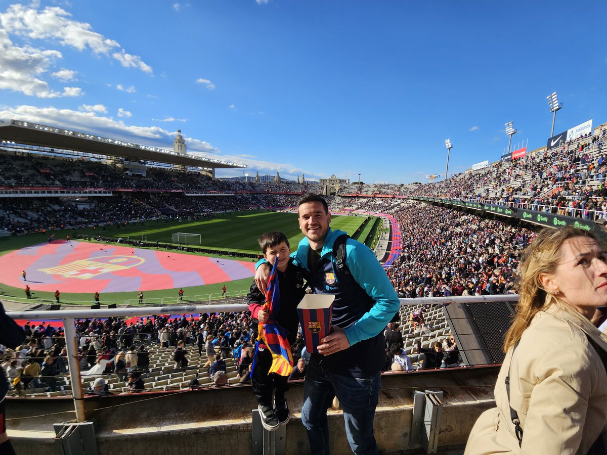 rubencaba_rc's tweet photo. Su primera vez viendo a nuestro barça y demostrando que sabemos REMONTAR!❤️💙 proxima vez en nuestro templo!!! #forçabarça #orgullodehijo #volemmes https://t.co/y7I2NcSqgj