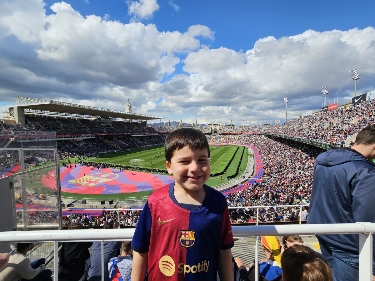 rubencaba_rc's tweet photo. Su primera vez viendo a nuestro barça y demostrando que sabemos REMONTAR!❤️💙 proxima vez en nuestro templo!!! #forçabarça #orgullodehijo #volemmes https://t.co/y7I2NcSqgj