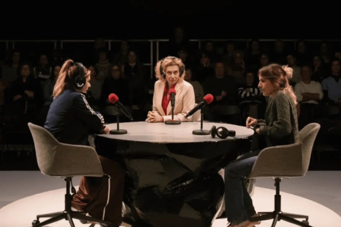 ‘Dones de ràdio’ a <a href="/La_Villarroel/">La Villarroel</a> <a href="/bitoprod/">Bitò</a> tracta el càncer de mama des de la humanitat, la senzillesa, el riure, la cruesa, la complicitat i la naturalitat. Empatitzes i connectes 100% amb la història des de l’inici. Les actrius tenen una gran química i estan magnífiques ✨