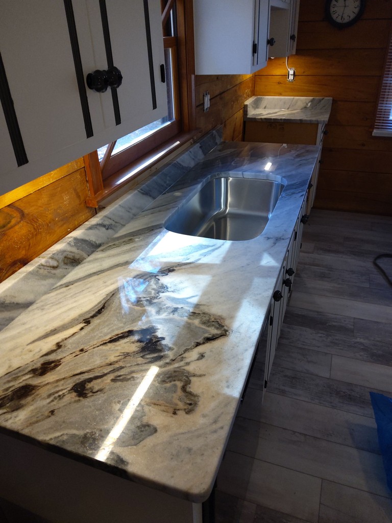 Spectrum_Stone's tweet photo. Look at that shine! Can you resist running your hand across that smooth surface? 😍
.
.
.
#spectrumstonedesigns #spectrumstone #granite #marble #quartz #naturalstone #lynchburg #charlottesville #roanoke #virginia #kitchen #bathroom #countertop #countertops https://t.co/w4SuxaUee4