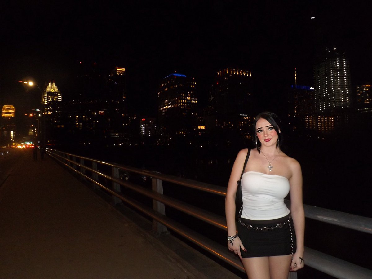 gabiimackenziee's tweet photo. i’m in Austin if you care https://t.co/Duzj4LDeeH