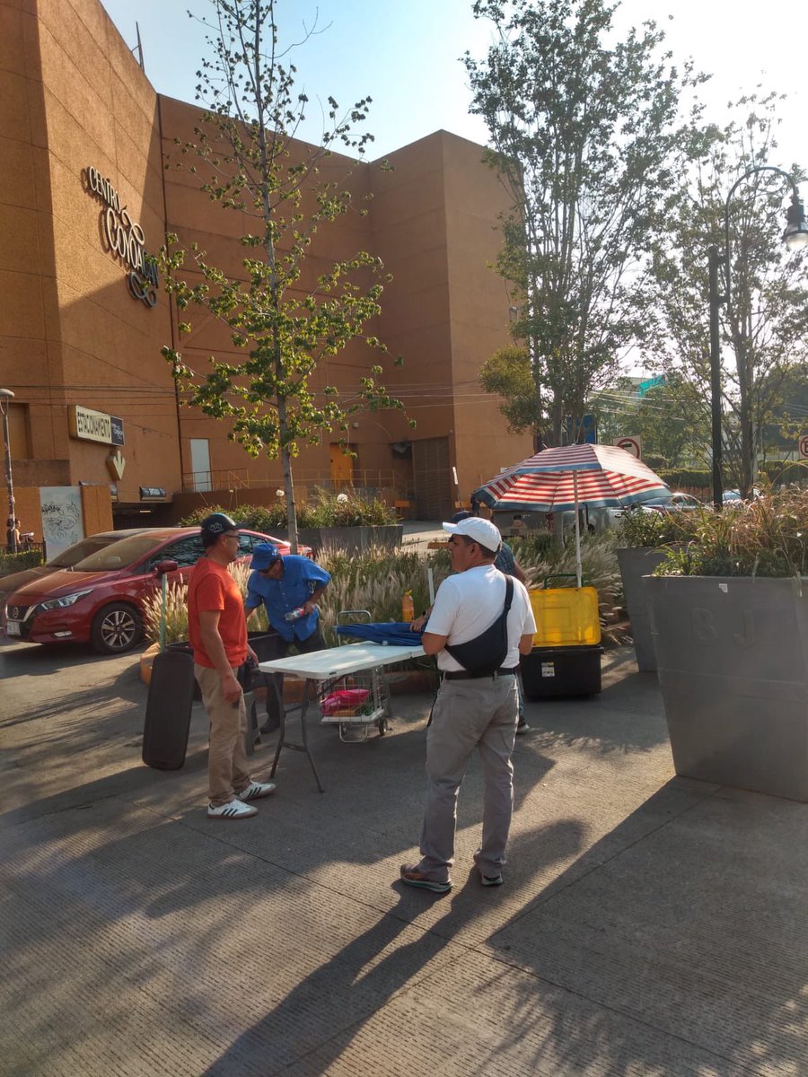 BJAlcaldia's tweet photo. Seguimos trabajando para traer #OrdenYSeguridad en nuestras calles. 
Fueron retirados dos puestos ambulantes que obstruían las banquetas en las inmediaciones de Plaza Mítikah y en Real de Mayorazgo y Av. Universidad. https://t.co/JDKSlxNP4t
