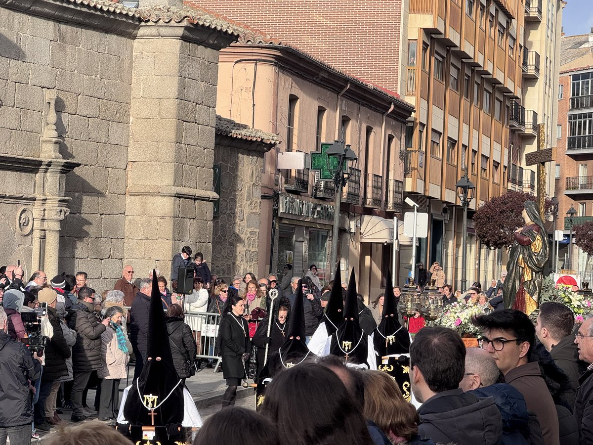 La Virgen de la Soledad hace estación ante el Santísimo Cristo de los Ajusticiados en la ermita del Humilladero, sede de la <a href="/VeracruzAvila/">Santa Vera Cruz de Ávila</a>.

Peticiones para que sepamos acompañar a quienes se sienten solos en este mundo.

Es #SábadoSanto en #Ávila. ⚫️⚪️