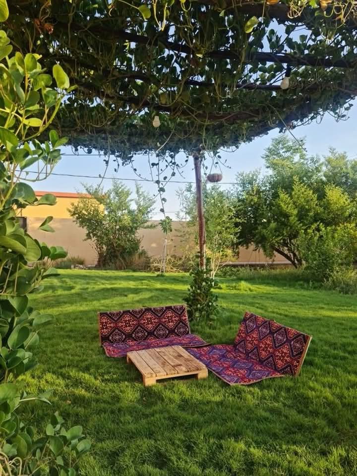 حاسة اني عايزة أقعد هنا مع حد نتناقش عن حياة الرسول والصحابة زمان مع كوباية شاي بالنعناع و منجبش سيرة الدنيا خالص