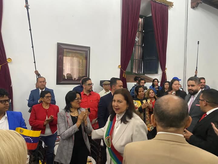 Agradezco la invitación de la Alcaldesa de Caracas, Almiranta Carmen Meléndez, para asistir al acto con motivo de la conmemoración del 215° Aniversario del Grito de Independencia de Venezuela. 🇻🇪

<a href="/EmbamexVen/">Embamex Venezuela</a> 
<a href="/Claudiashein/">Claudia Sheinbaum Pardo</a> 
<a href="/SRE_mx/">Relaciones Exteriores</a> 
<a href="/lenindegyvesm/">Lenin De Gyves Montero</a>