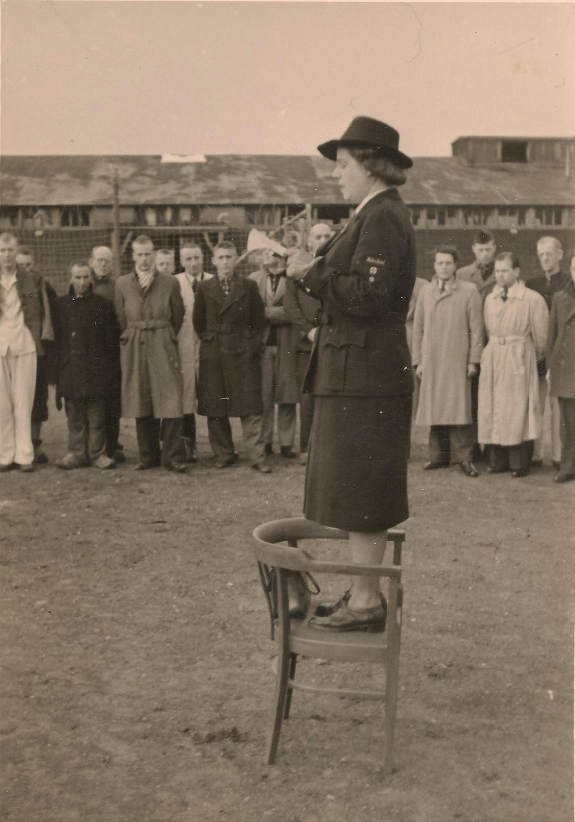 Op deze dag in 1945 werd Kamp Amersfoort door de Nazi's overgedragen aan het Nederlandse Rode Kruis. Loes van Overeem kreeg als vertegenwoordigster van het Rode Kruis de leiding en sprak de gevangenen toe dat zij voorlopig nog moesten blijven hoewel ze vrij waren #nooitvergeten