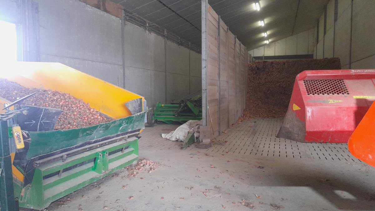 Mede dankzij <a href="/FeijterBastian/">Bastian De Feijter</a> gaat t werk op eigen boerderij ook door. Suikerbieten gezaaid, vlas met nieuwe <a href="/Amazone/">AMAZONEN-WERKE H. DREYER SE & Co. KG</a> fronttank en kongskilde schijvenzaaier, eigen zaaiuien gezaaid en oude oogst afgeleverd. Voor een te lage prijs jammer genoeg. Na de pasen de beregening aan! 😪💦