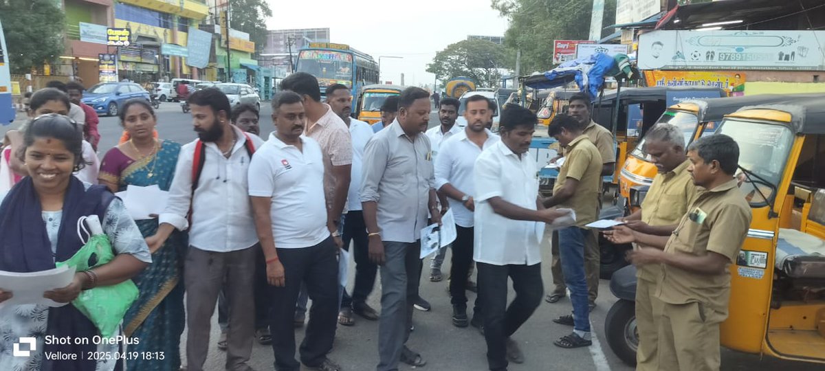 APNandakumarMLA's tweet photo. ஒன்றிய பாஜக அரசுடன் கூட்டணி வைத்து தமிழ்நாட்டிற்கு நீட் தேர்வு உள்ளிட்ட அதிமுகவின் துரோகங்கள் பொய் பிரச்சாரங்களை முறியடிக்கும் வகையில் துண்டு பிரசுரங்கள் வழங்கும் நிகழ்ச்சி @DMKVellore_ @DMKITwing சார்பில் மாவட்ட அமைப்பாளர்@muruganandamdmk தலைமையில் நடைபெற்றது இந்த நிகழ்ச்சியில் https://t.co/dfu0M9SBpj