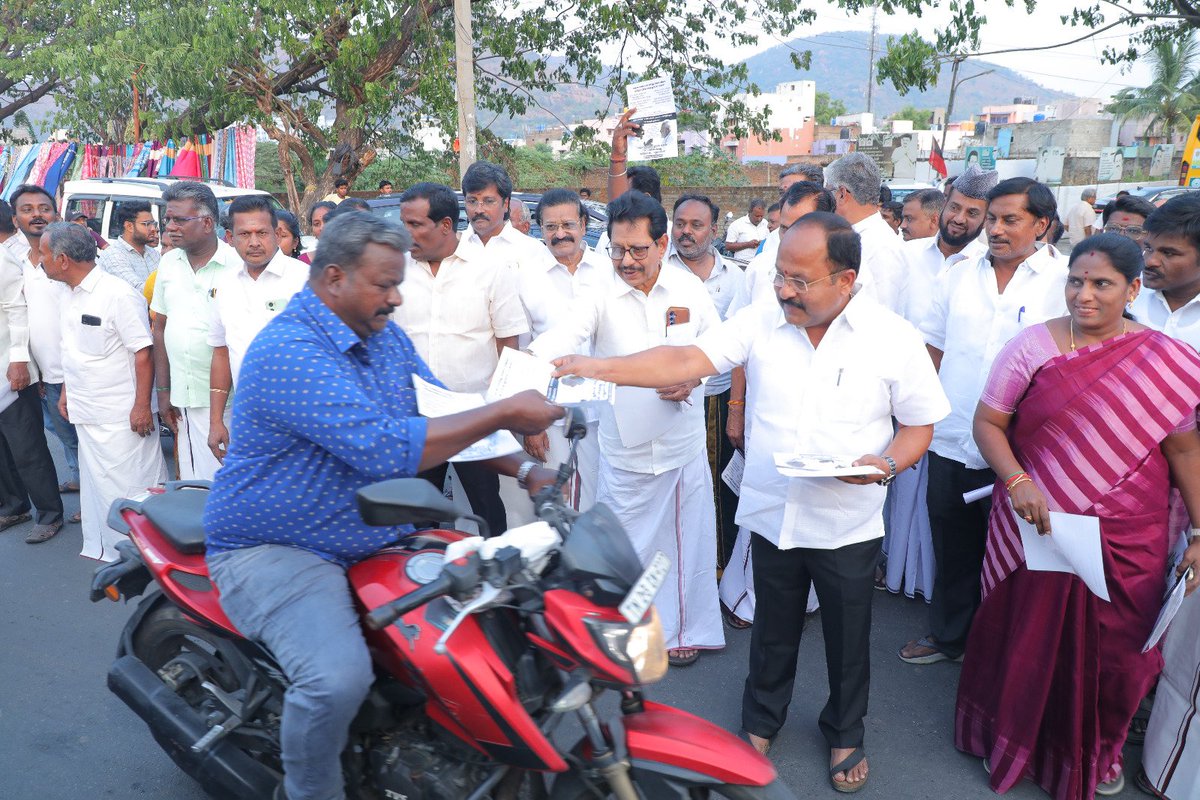 APNandakumarMLA's tweet photo. ஒன்றிய பாஜக அரசுடன் கூட்டணி வைத்து தமிழ்நாட்டிற்கு நீட் தேர்வு உள்ளிட்ட அதிமுகவின் துரோகங்கள் பொய் பிரச்சாரங்களை முறியடிக்கும் வகையில் துண்டு பிரசுரங்கள் வழங்கும் நிகழ்ச்சி @DMKVellore_ @DMKITwing சார்பில் மாவட்ட அமைப்பாளர்@muruganandamdmk தலைமையில் நடைபெற்றது இந்த நிகழ்ச்சியில் https://t.co/dfu0M9SBpj