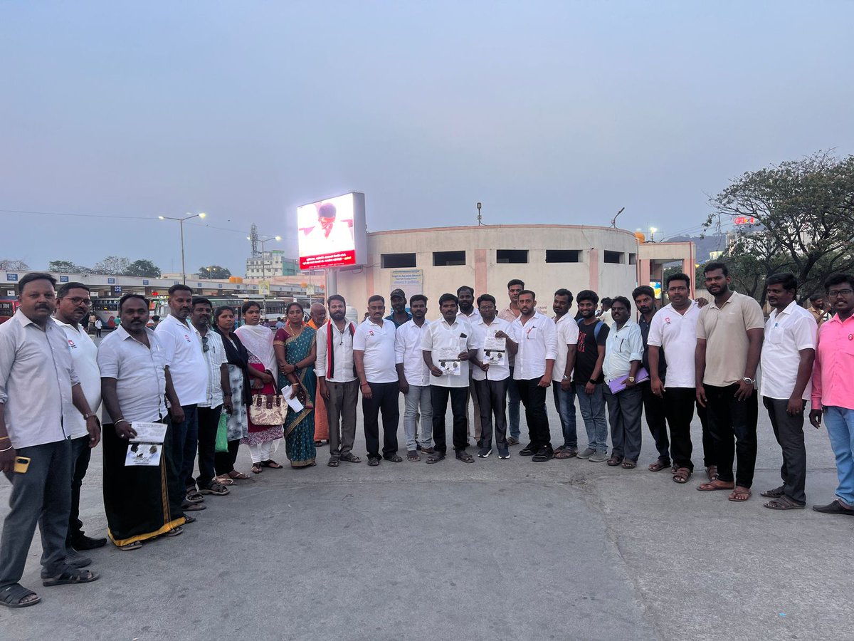APNandakumarMLA's tweet photo. ஒன்றிய பாஜக அரசுடன் கூட்டணி வைத்து தமிழ்நாட்டிற்கு நீட் தேர்வு உள்ளிட்ட அதிமுகவின் துரோகங்கள் பொய் பிரச்சாரங்களை முறியடிக்கும் வகையில் துண்டு பிரசுரங்கள் வழங்கும் நிகழ்ச்சி @DMKVellore_ @DMKITwing சார்பில் மாவட்ட அமைப்பாளர்@muruganandamdmk தலைமையில் நடைபெற்றது இந்த நிகழ்ச்சியில் https://t.co/dfu0M9SBpj