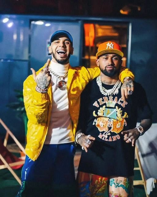 Aprovechando que están actualmente en beef veamos quien ha tenido el mejor verso entre Anuel y Bryant Myers en todas sus colaboraciones.
Abro Hilo 🧵 👇