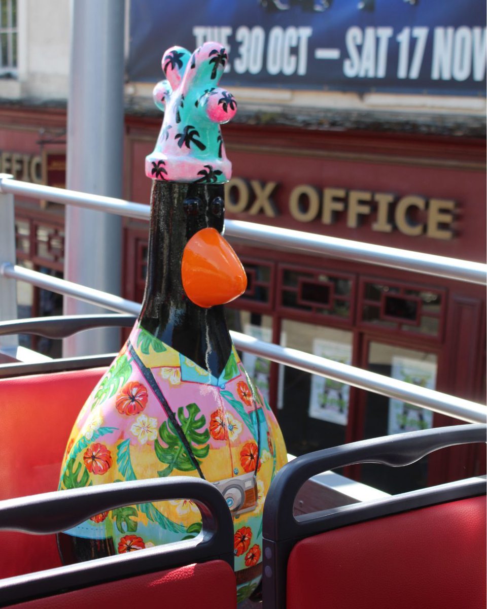 GromitUnleashed's tweet photo. Even a criminal mastermind enjoys a spot of sightseeing now and again... 👀
Infamous villain #FeathersMcGraw embraced his role as ‘The Tourist’ during the #GromitUnleashed 2 trail.
Designed to keep trail-goers on their toes, ‘The Tourist’ was a mini sculpture who spent his time boarding Bristol buses and exploring our fine city.📍
Did you spot this migrating mastermind back in 2018? 📸