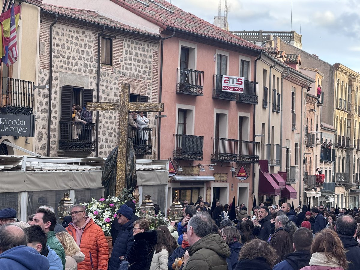 La procesión de la Soledad recorta su recorrido y ya se dirige de regreso a San Pedro por la calle de San Segundo y la plaza de Santa Teresa.

Decisión incomprensible que se suma a otras tomadas esta Semana Santa en relación a la meteorología. 

Es #SábadoSanto en #Ávila. ⚫️⚪️