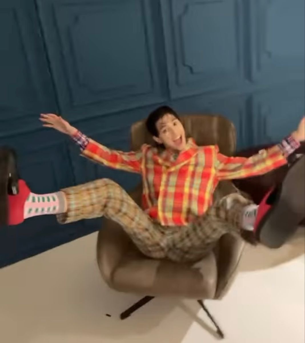 Tapi emang Tuhan Maha Adil. Fisiknya udah cakep, kelakuannya agak minus