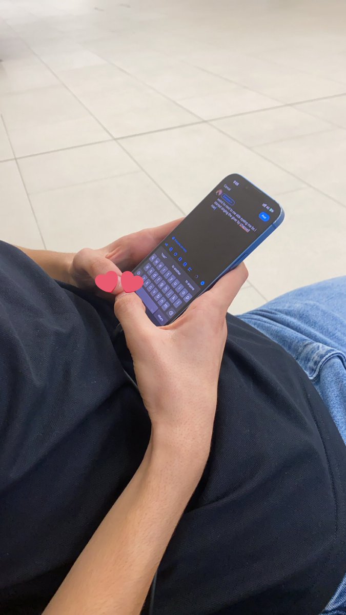 larastopper's tweet photo. i think this guy on the metro station is tweeting about me tf? https://t.co/kcsEPDmipZ