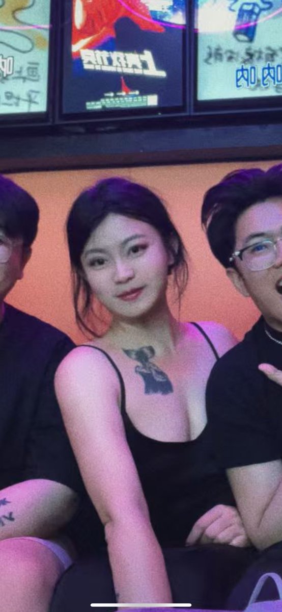 tan19940912's tweet photo. 今天第一天去夜场上班，确实赚的比较多 https://t.co/m44RIwo6xH