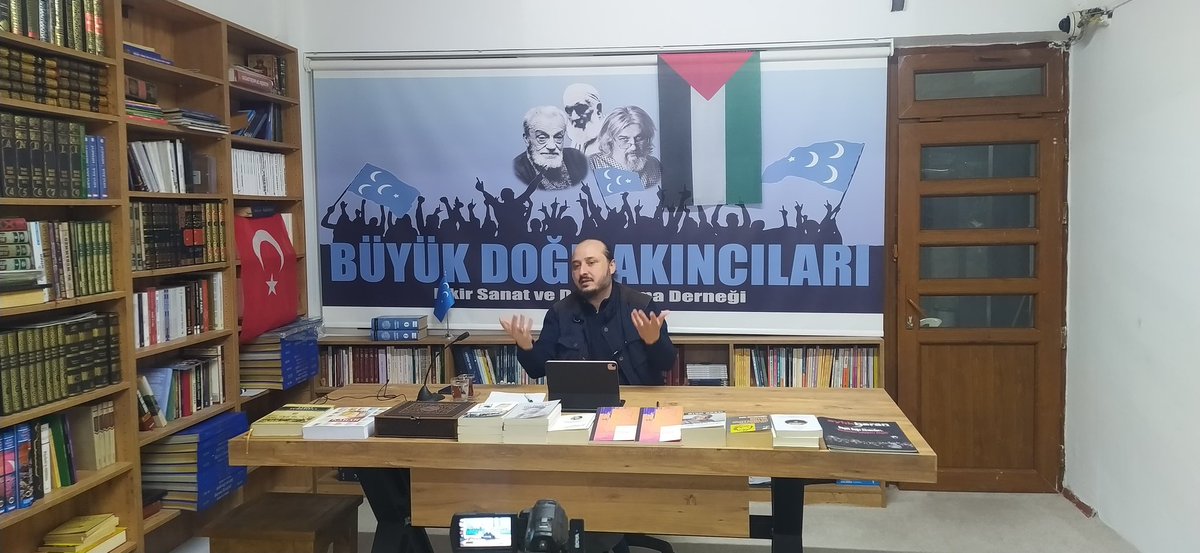 bdafikir's tweet photo. "ABD ile Çin arasındaki rekabet, adeta Coca-Cola ile Pepsi’nin dünya pazarındaki mücadelesine benziyor. İki güç de benzer hedeflere oynuyor, ancak yöntemleri, stratejileri ve ideolojik altyapıları farklı. Küresel tüketici ise, bu rekabetin etkilerini ekonomi, teknoloji ve siyaset üzerinden doğrudan hissediyor."
-İktisatçı akademisyen Melih Oktay