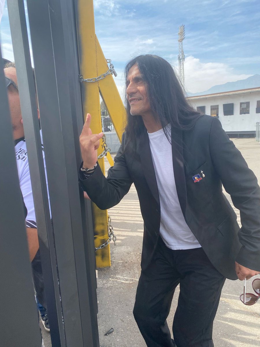 Gabriel Mendoza aprovechó de compartir con los hinchas de Colo-Colo en la antesala de la ceremonia que se realiza en el Estadio Monumental. 

<a href="/prensapopularcl/">Sentimiento Popular</a>
