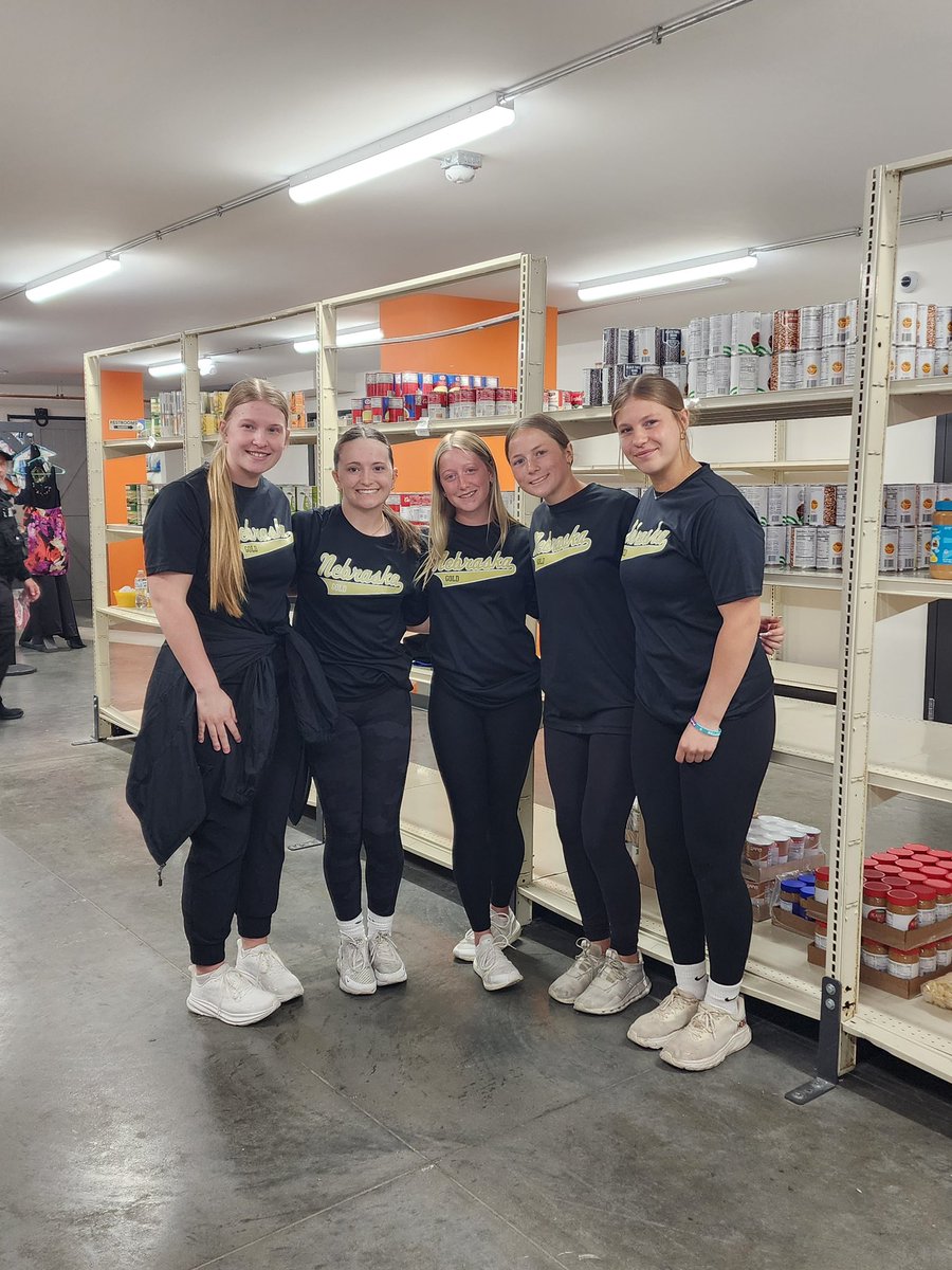 NEGold07s's tweet photo. Today we took some time to help out others in need and build perspective. We have many opportunities others may not ever get. We had the honor of spending our morning @HHMFoodPantry What an amazing experience. Thank you for what you do.
#MastersofAppreciation
#NotAboutYou https://t.co/hemBBqjoGg
