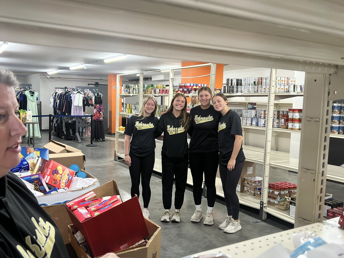 NEGold07s's tweet photo. Today we took some time to help out others in need and build perspective. We have many opportunities others may not ever get. We had the honor of spending our morning @HHMFoodPantry What an amazing experience. Thank you for what you do.
#MastersofAppreciation
#NotAboutYou https://t.co/hemBBqjoGg