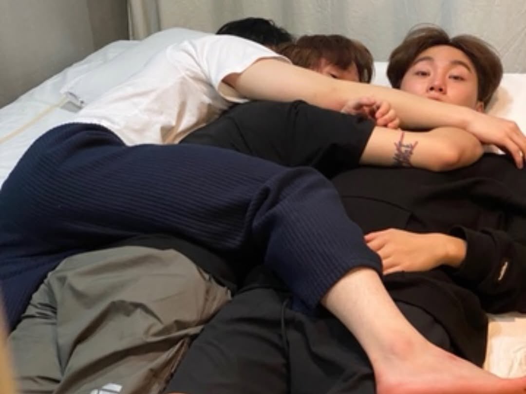 nik_dfnj's tweet photo. อุงแจอัพรูปพร้อมกับแคปชั่นว่า “รักนะเจ้าเพื่อนยาก” 😭 มุนบิน ซึงกวาน อุงแจ 3หนุ่ม3มุม98ไลน์🤍 https://t.co/jL6BOJ5z7t