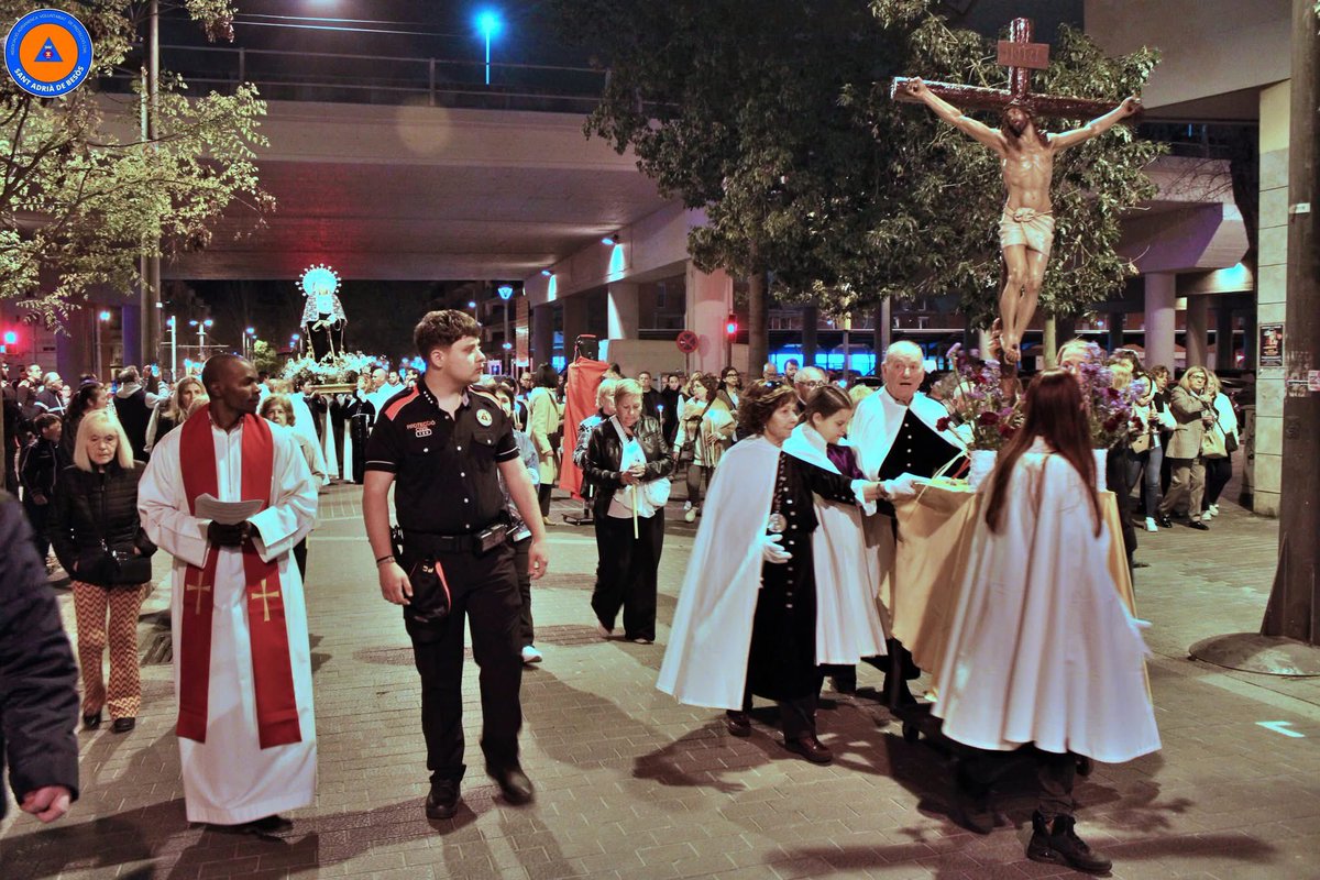 AdrianencaPC's tweet photo. Ayer, dos dotaciones de 10 voluntarios por la mañana y 15 por la tarde VOLUNTARIOS @adrianencapPC colaboraron en las procesiones de las parroquias Sant Adrià y Sant Joan Baptista. #actosseguros #prevención 🙏✨ @AjSantAdria https://t.co/oRfsrAw1GT