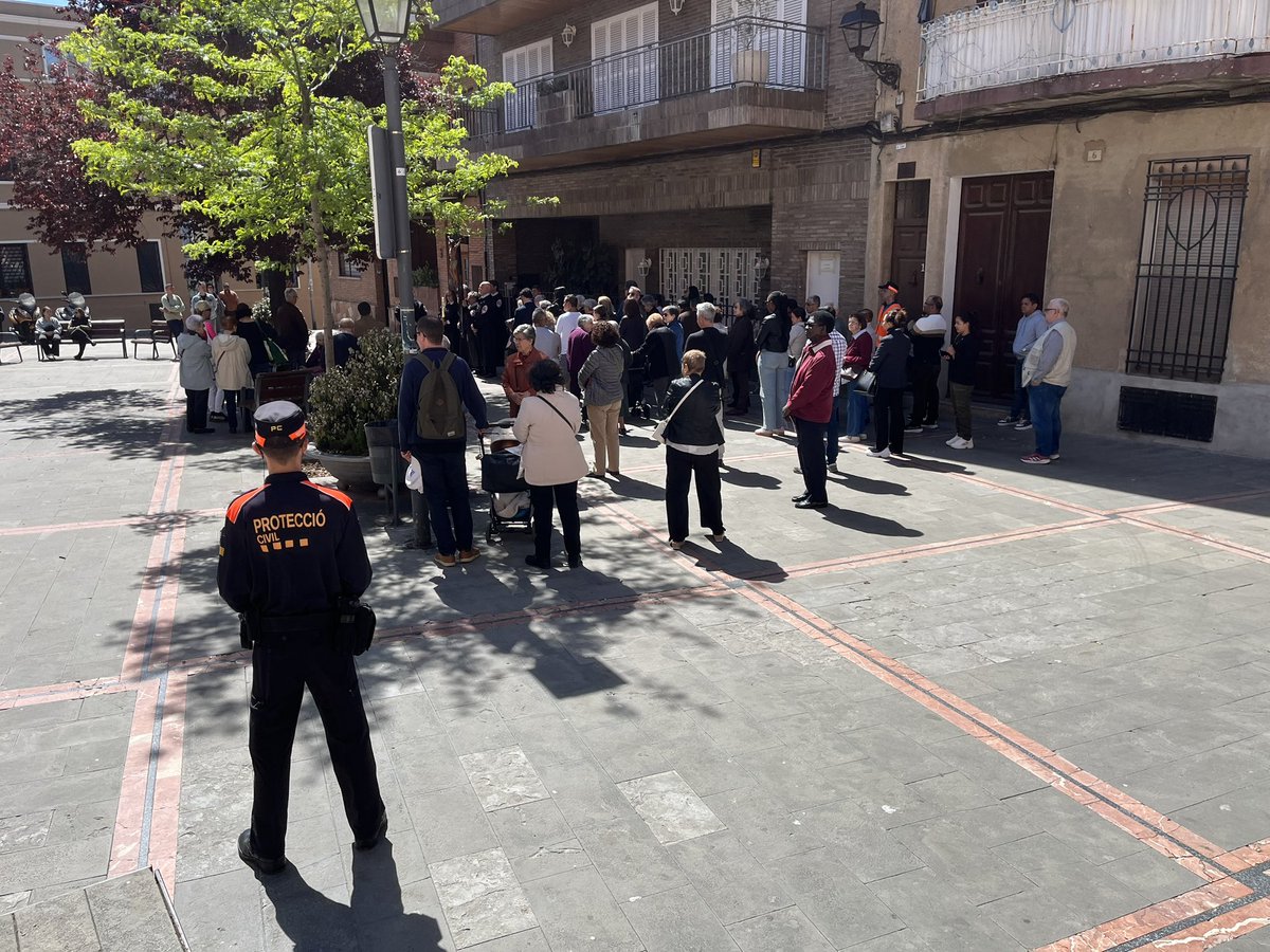 AdrianencaPC's tweet photo. Ayer, dos dotaciones de 10 voluntarios por la mañana y 15 por la tarde VOLUNTARIOS @adrianencapPC colaboraron en las procesiones de las parroquias Sant Adrià y Sant Joan Baptista. #actosseguros #prevención 🙏✨ @AjSantAdria https://t.co/oRfsrAw1GT