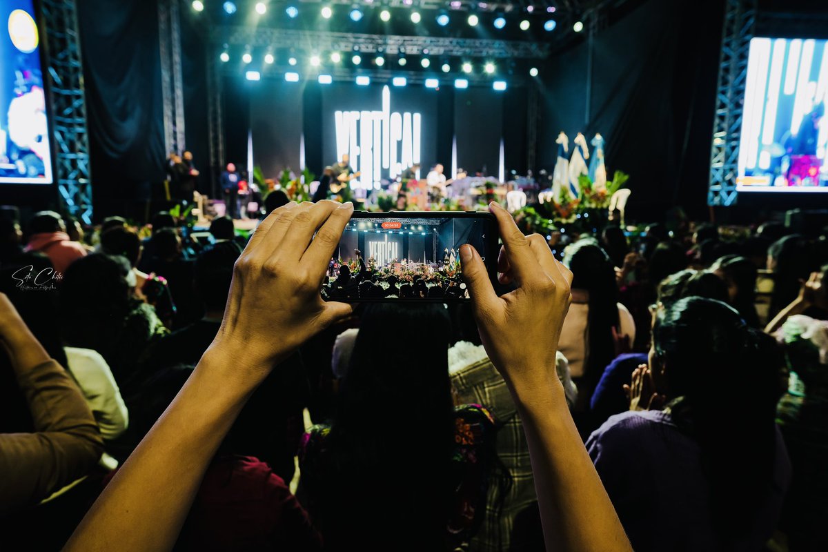 GrupoVertical's tweet photo. Anoche el estadio Municipal de Chiché, se llenó de alegría, de gratitud y adoración. Jesucristo. Miles de corazones cántámos al rey de gloria. Concierto Exaltando a Jesús 2025. #Grupovertical https://t.co/NnmlYgS4CO