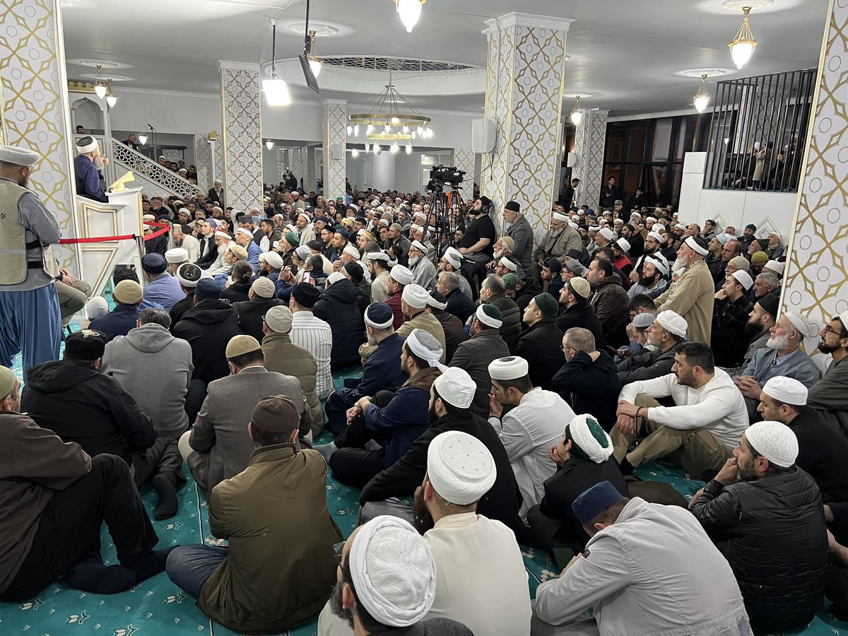 c_ahmethoca's tweet photo. Elhamdülillâh, Sultanbeyli Sohbeti’miz Sultander’de kadın-erkek kalabalık bir cemaatle bereketli bir şekilde devam ediyor.

İnşâallâh 2 Eylül’den itibaren Sultanbeyli sohbetimize her ayın ilk salı günü devam edeceğiz.

Rabbim kadın-erkek gelen tüm cemaatimizden razı olsun. Âmîn! https://t.co/WiOt7huZiM