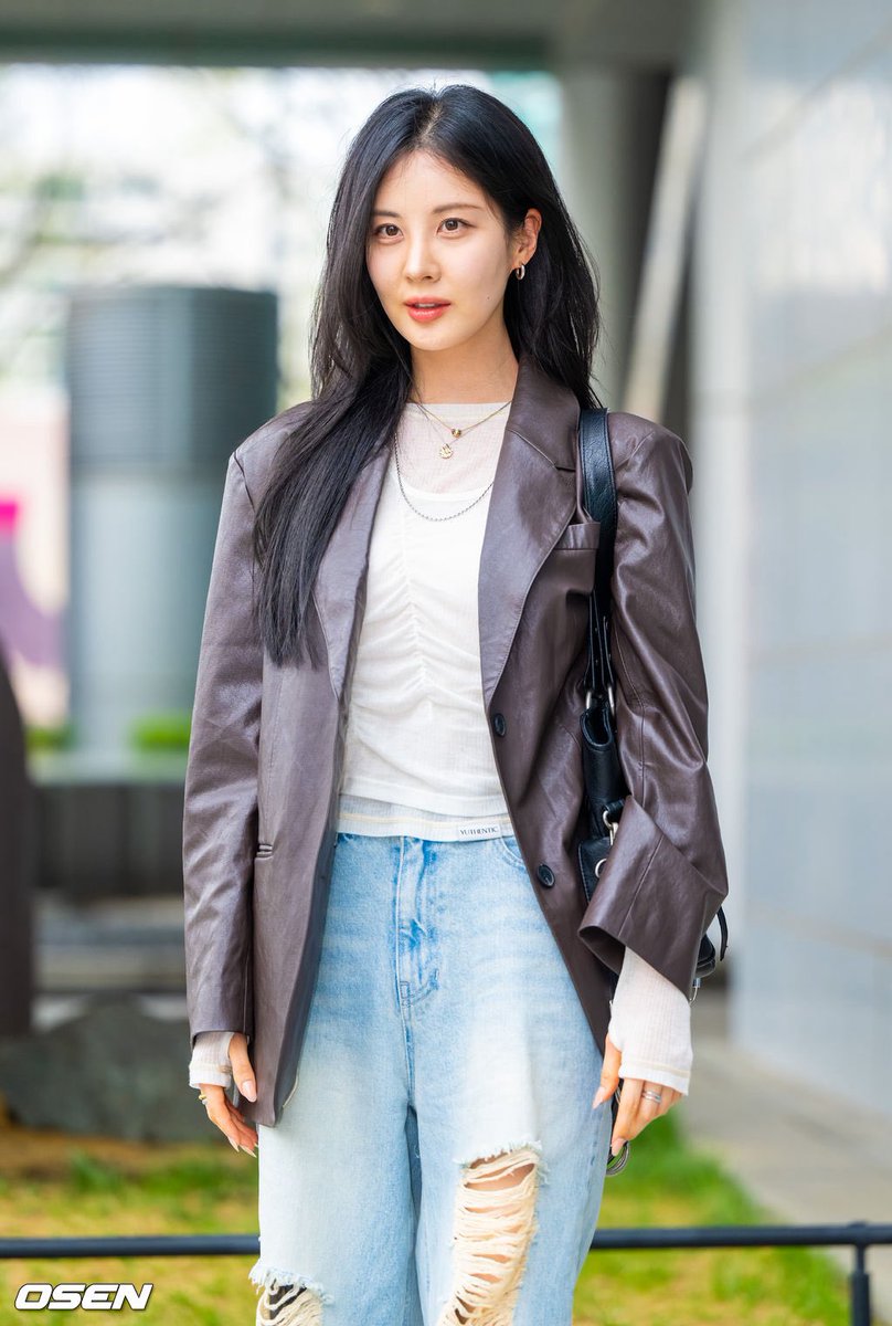 Yuthentic | Layered Slim Shirring T-shirt ₩98,100

Etmon | Distressed Denim Pants ₩160,550

Nike | LD-1000 SP $115

Iuga Makaras | Studded Leather Shoulder Bag ₩206,100

(SBS Power FM Park Ha Sun's Cinetown Radio 250417)

#whatseowore #seohyun #서현