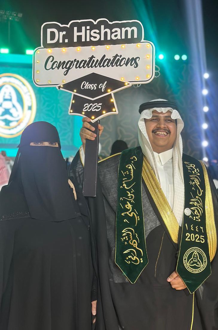 HishamHz4m's tweet photo. الحمدلله الذي بنعمته تتم الصالحات🤍🎓

الحمدلله الذي ما أنتهى درب ولا ختم جهد وأتم سعي إلا بفضله، الحمدلله على البلوغ والتمام.

اتممت التخرج من كلية الطب والجراحه في جامعة الملك سعود بن عبدالعزيز للعلوم الصحية.

فكل الشكر لله أولاً، ثم لأبي ولأمي وإخوتي واصدقائي ثانياً ❤️❤️❤️. https://t.co/wwb6Oa4t6x