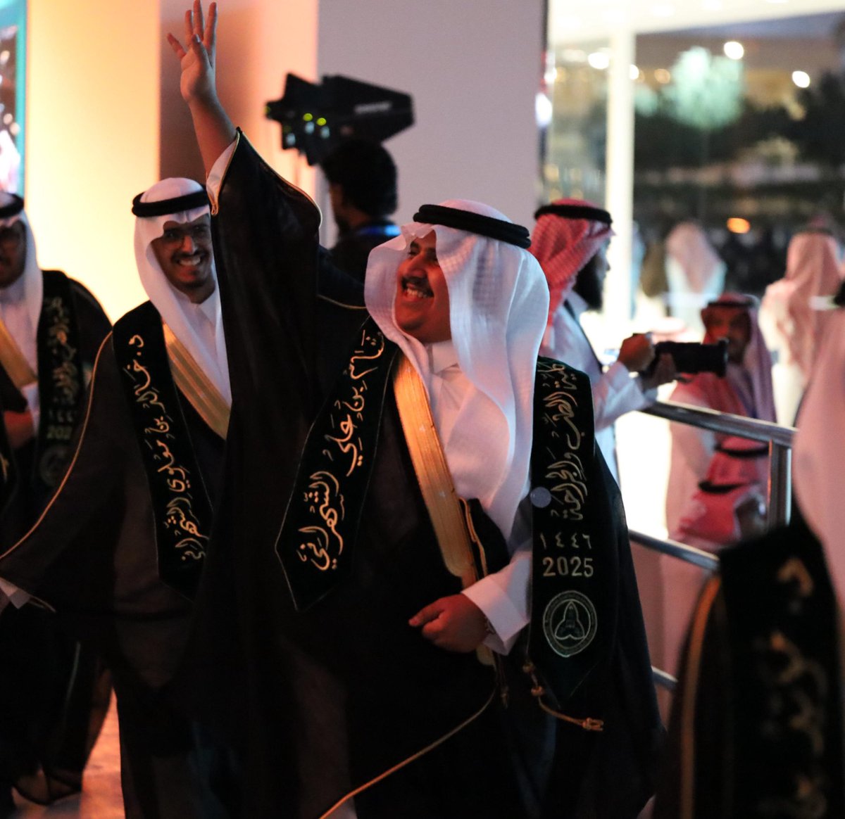 HishamHz4m's tweet photo. الحمدلله الذي بنعمته تتم الصالحات🤍🎓

الحمدلله الذي ما أنتهى درب ولا ختم جهد وأتم سعي إلا بفضله، الحمدلله على البلوغ والتمام.

اتممت التخرج من كلية الطب والجراحه في جامعة الملك سعود بن عبدالعزيز للعلوم الصحية.

فكل الشكر لله أولاً، ثم لأبي ولأمي وإخوتي واصدقائي ثانياً ❤️❤️❤️. https://t.co/wwb6Oa4t6x