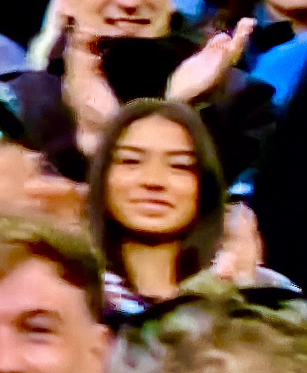 DuaLiparsenal's tweet photo. 77mins
Aston Villa 4
Newcastle 1
Onana with a beautiful fourth - but not as beautiful as this face in the crowd! 😍
#ASVNEW https://t.co/aCgXtFR5fn