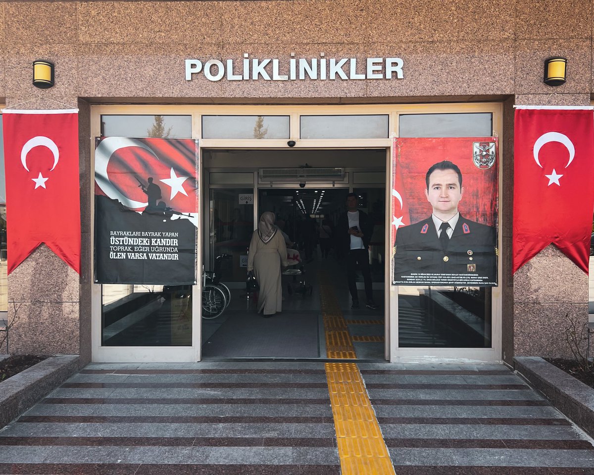 19.04.2016 tarihinde şehadete erişen kahraman şehidimiz J. Sağ. Asb. Kd. Çvş. Murat Erdi EKER’in şehitlik mertebesine erişinin sene-i devriyesinde düzenlenen anma programında, şehidimizi bir kez daha rahmet, minnet ve saygıyla andık.