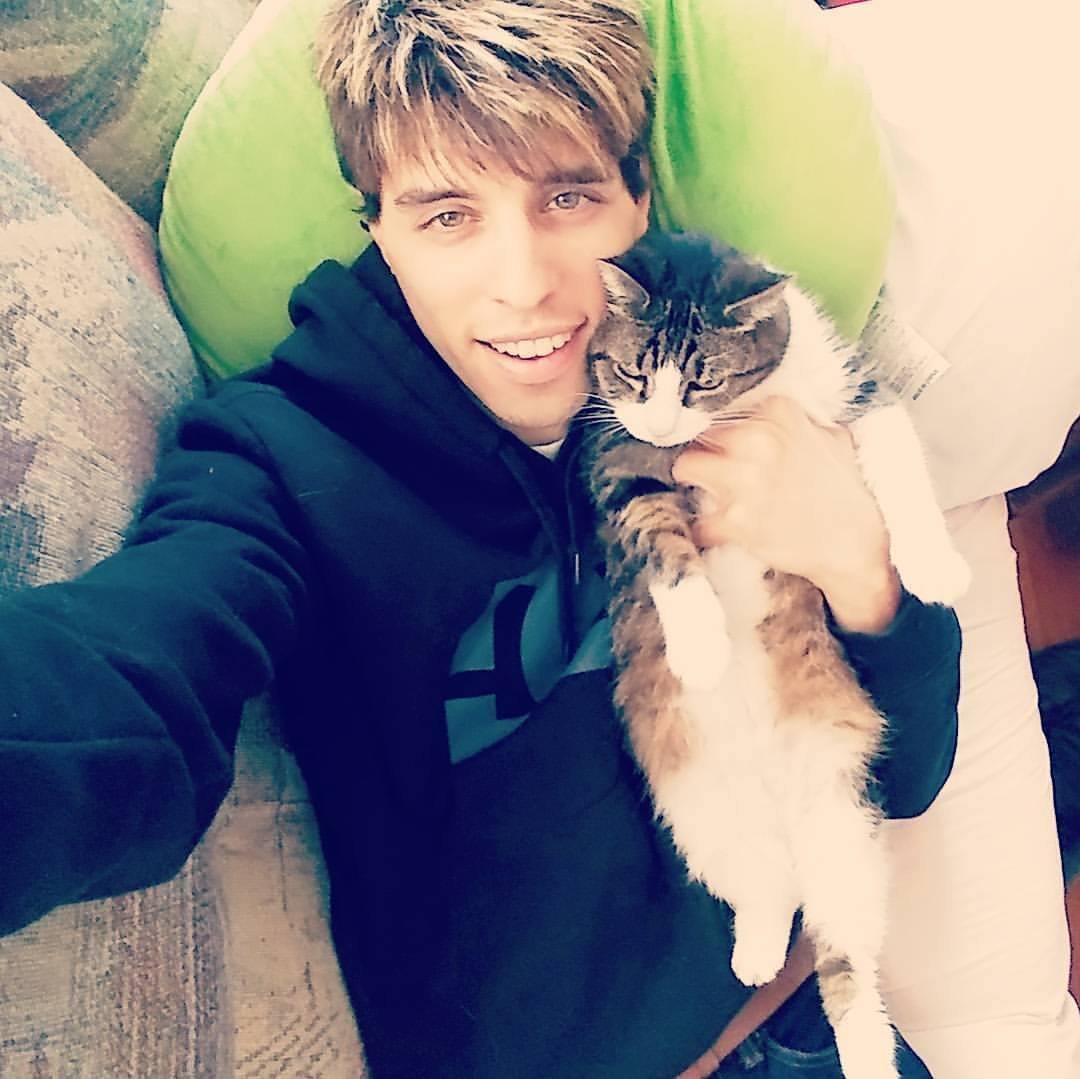 Exactly 1 year ago today, I lost Piggy, my companion and best friend almost half of my life. You were so loved Piggy, miss you every day!! 😭🙏