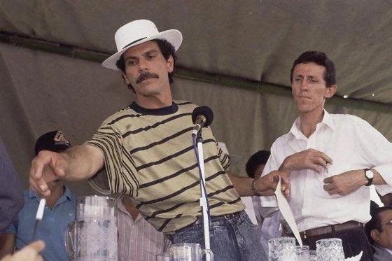 nacional_memes's tweet photo. Un hombre que fue guerrillero, se desmovilizó, entregó sus armas, quiso re insertarse en la sociedad, intentó participar democráticamente en elecciones populares, y el estado lo asesina, su nombre, Carlos Pizarro LeonGomez, nunca olvidar https://t.co/eBe3KTNS2C