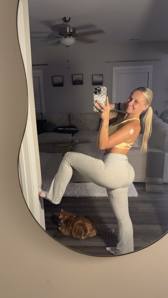deleting in 12 hours, but whoever likes and says hi, i'll send a nudie in dm 💌