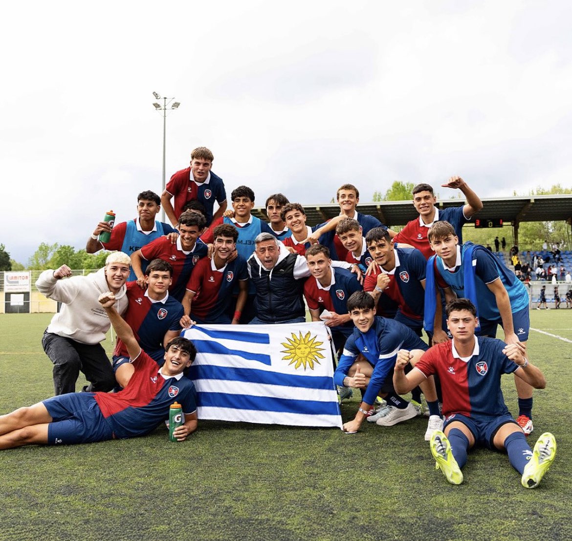 PromesasCeleste's tweet photo. ¡ALBION FINALISTA!

El equipo uruguayo igualó 0-0 con el Shakhtar Donetsk 🇺🇦 y logró la victoria y el pase a la final del Torneo MIC en la tanda de penales. 

Tremendo torneo del equipo dirigido por Damián Malrechauffe. https://t.co/MOBZCNrCTP