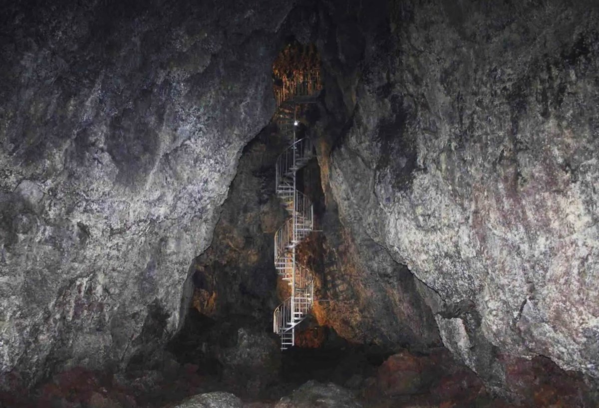 YCompestine's tweet image. “The best books come from someplace deep inside... You write because you have something to say.” —Judy Blume
#Arnarstapi’s storybook #coastlines and #mountains sparked my #inspiration.  I borrowed my husband’s laptop—since I don’t normally bring mine on #vacation!
#writer